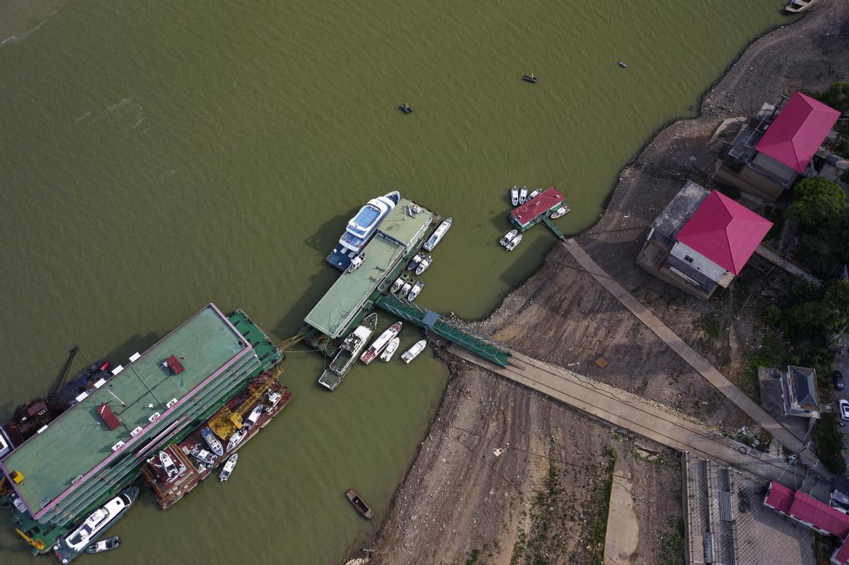 Casas en el río Yangtze en medio de la sequía, en Jiujiang.