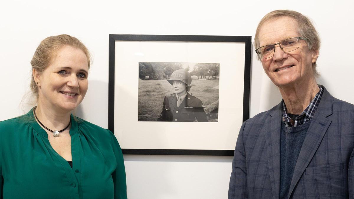 La nieta y el hijo de Lee Miller, ante una foto de la fotógrafa tomada en la Francia de 1944.