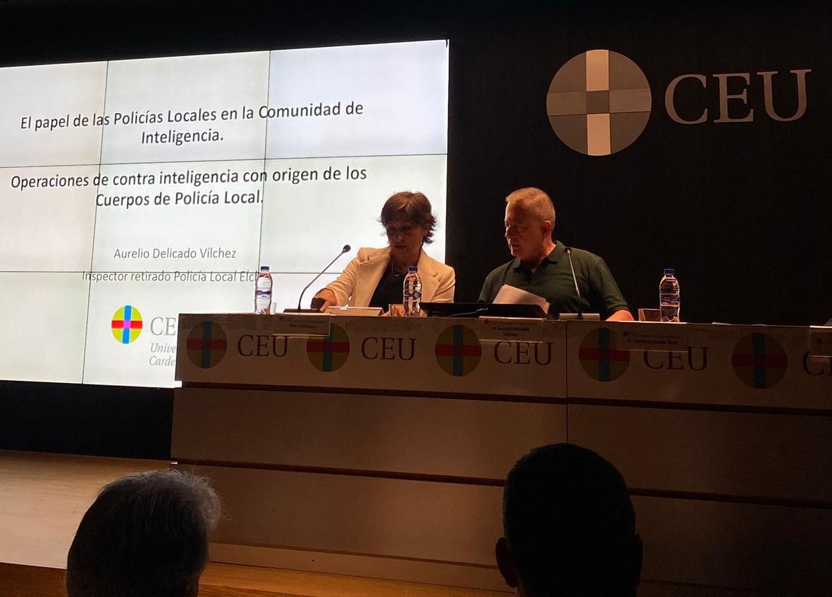 La primera ponencia estuvo a cargo de un inspector retirado de la Policía Local de Elche, quien discutió el papel crucial de las policías locales en la comunidad de inteligencia.