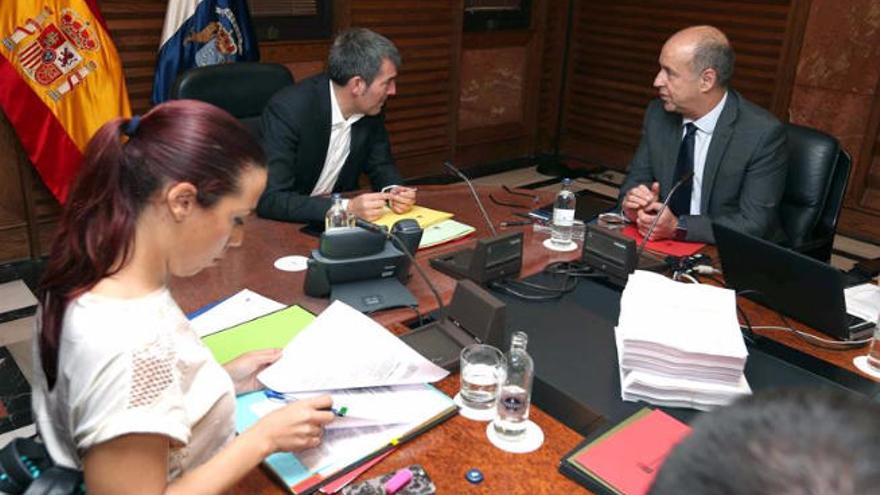Fernando Clavijo (centro) charla con Pedro Ortega en presencia de Patricia Hernández, ayer durante la reunión del Consejo de Gobierno.