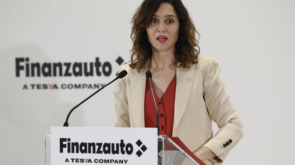 La presidenta de la Comunidad de Madrid, Isabel Díaz Ayuso, visita las instalaciones de Finanzauto