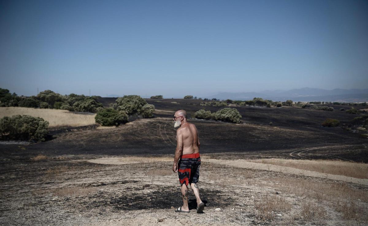 José Manuel, vecino de Méntrida, pasea por su terreno afectado por el incendio.