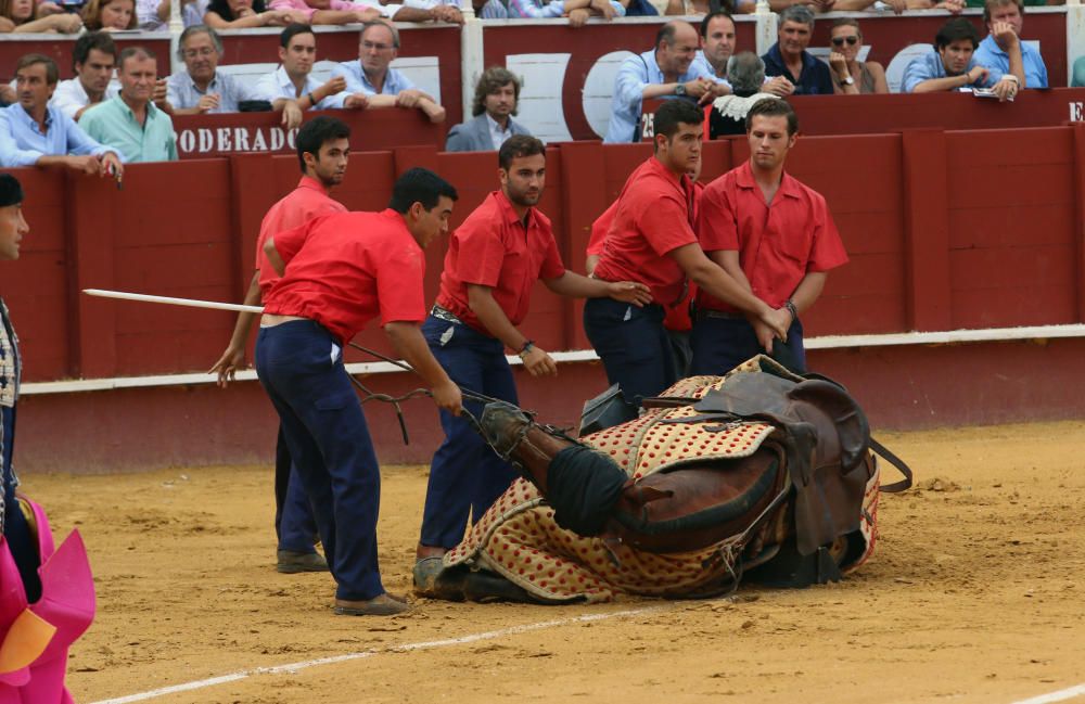 Las imágenes de la tercera corrida de abono de la feria taurina de Málaga en La Malagueta.