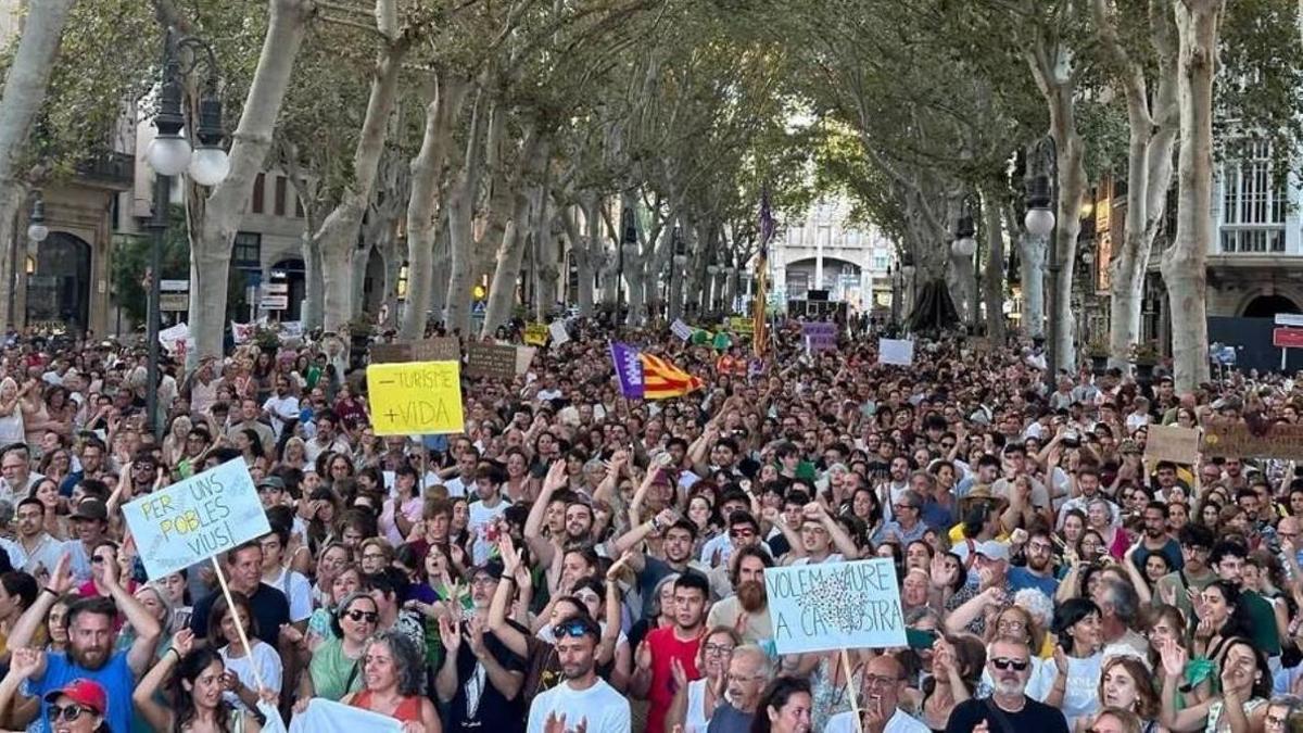 MASIFICACIÓN BALEARES 2026 MANIFESTACIÓN | ‘Menys Turisme, Més Vida’ convoca para el 26 de julio la manifestación contra la saturación turística de Mallorca