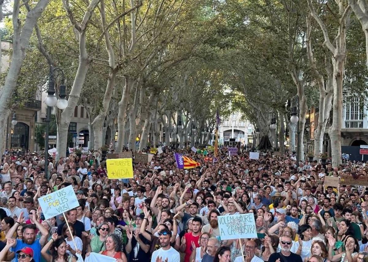 Manifestación contra la presión del turismo de masas en el Passeig del Born.