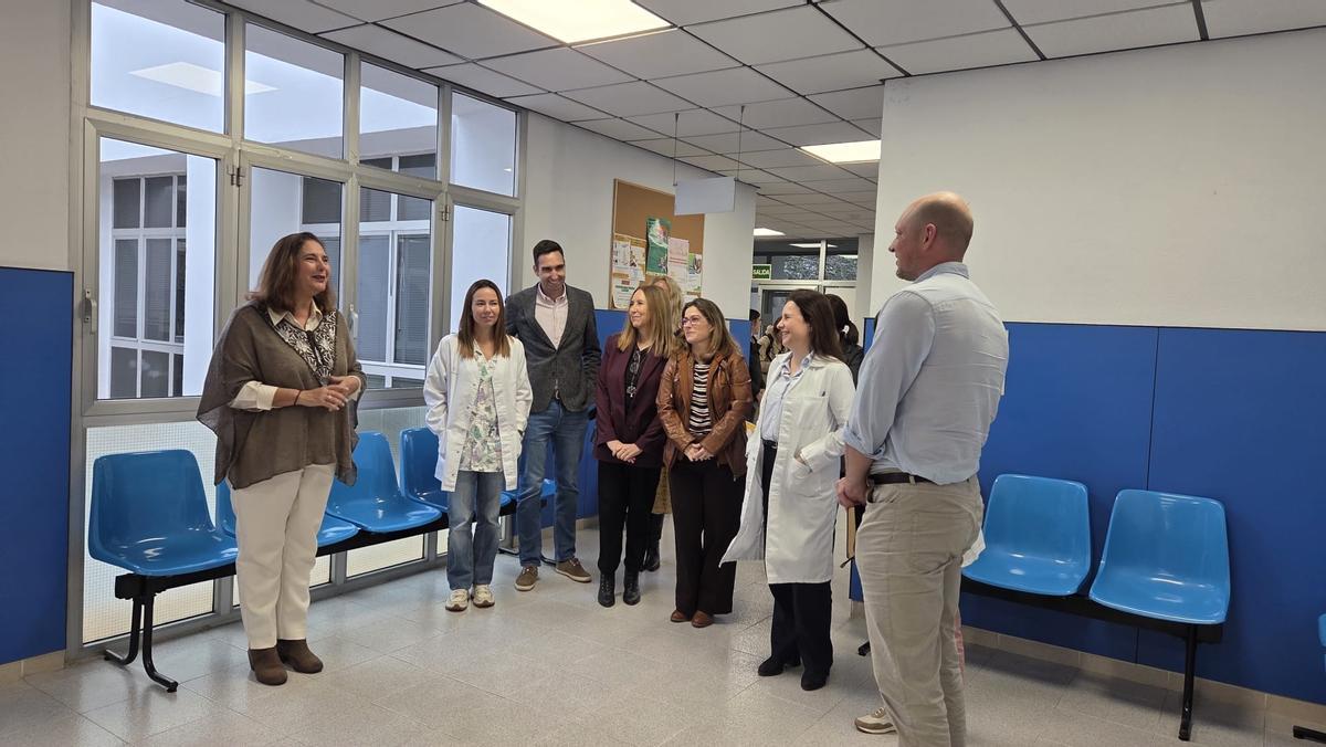 La consellera, junto al equipo sanitario del centro de salud del Polígono de Levante