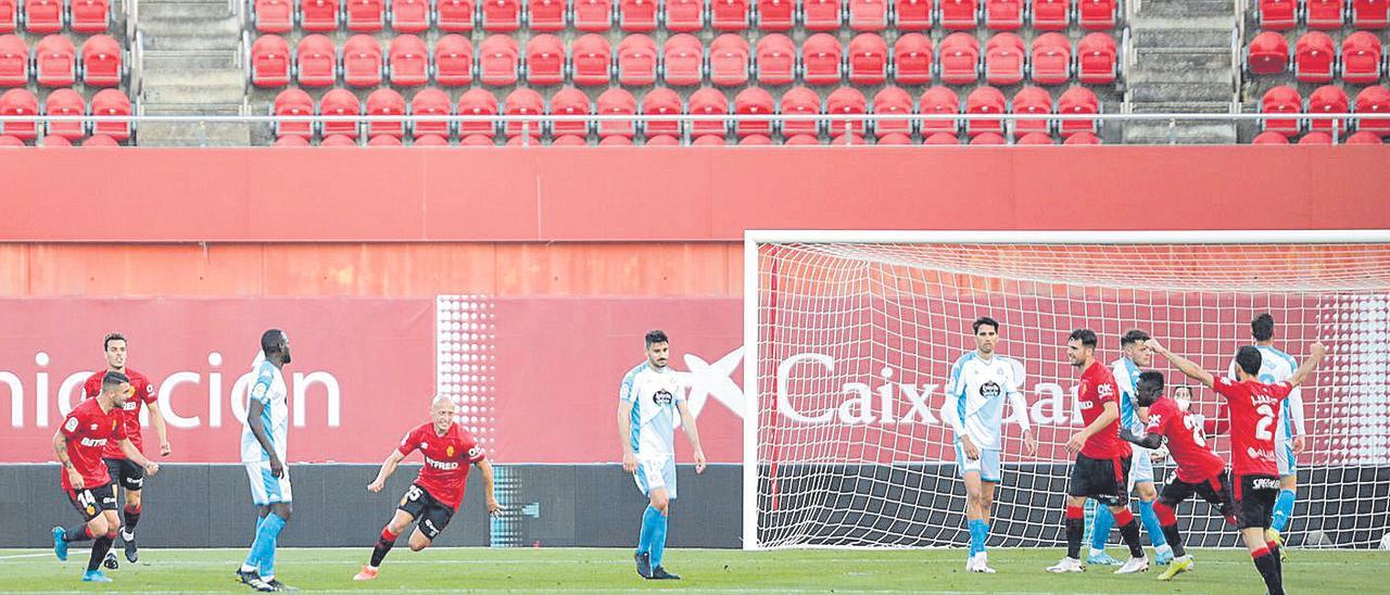 Mollejo celebra su gol al Lugo con las gradas de Son Moix vacías.