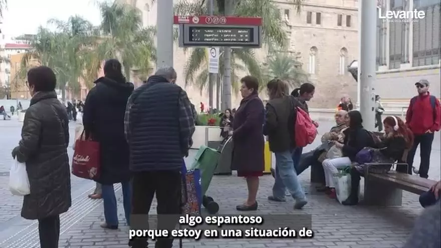 El calvario de una vecina de València, que necesita andador, para utilizar la EMT