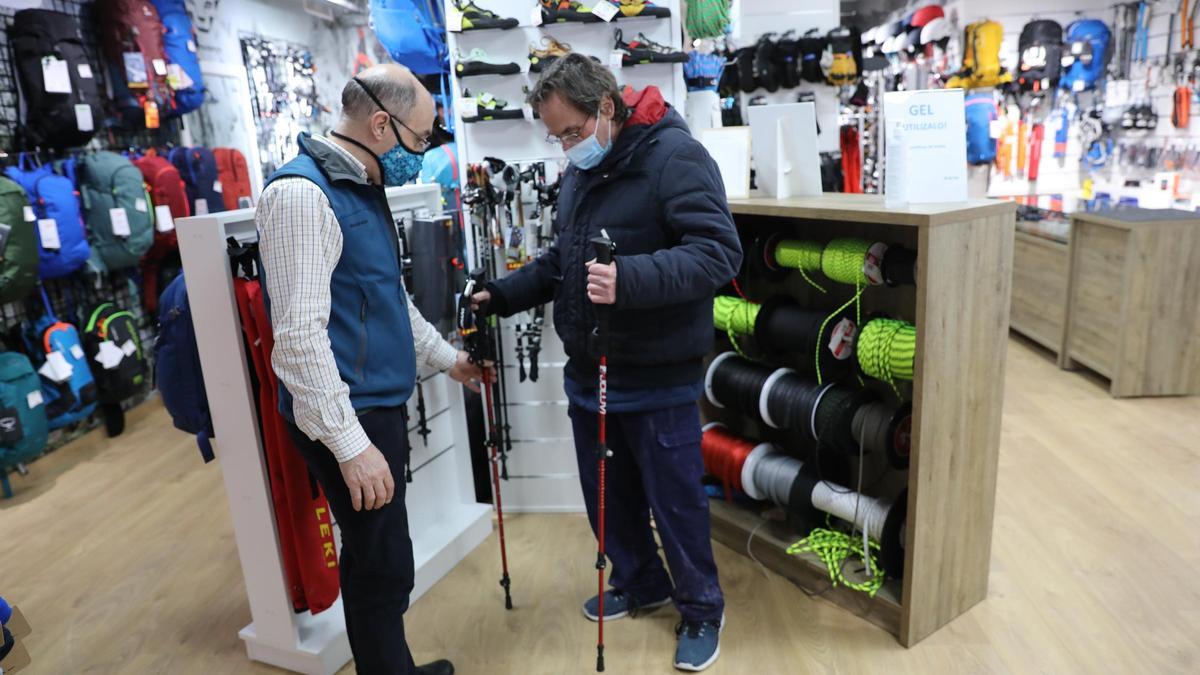 Una persona se prueba material deportivo en una tienda de Madrid.