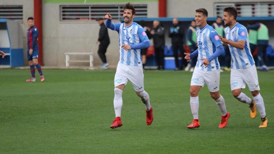 Marcos de la Espada celebra el tanto del 0-2 del Atlético Baleares.