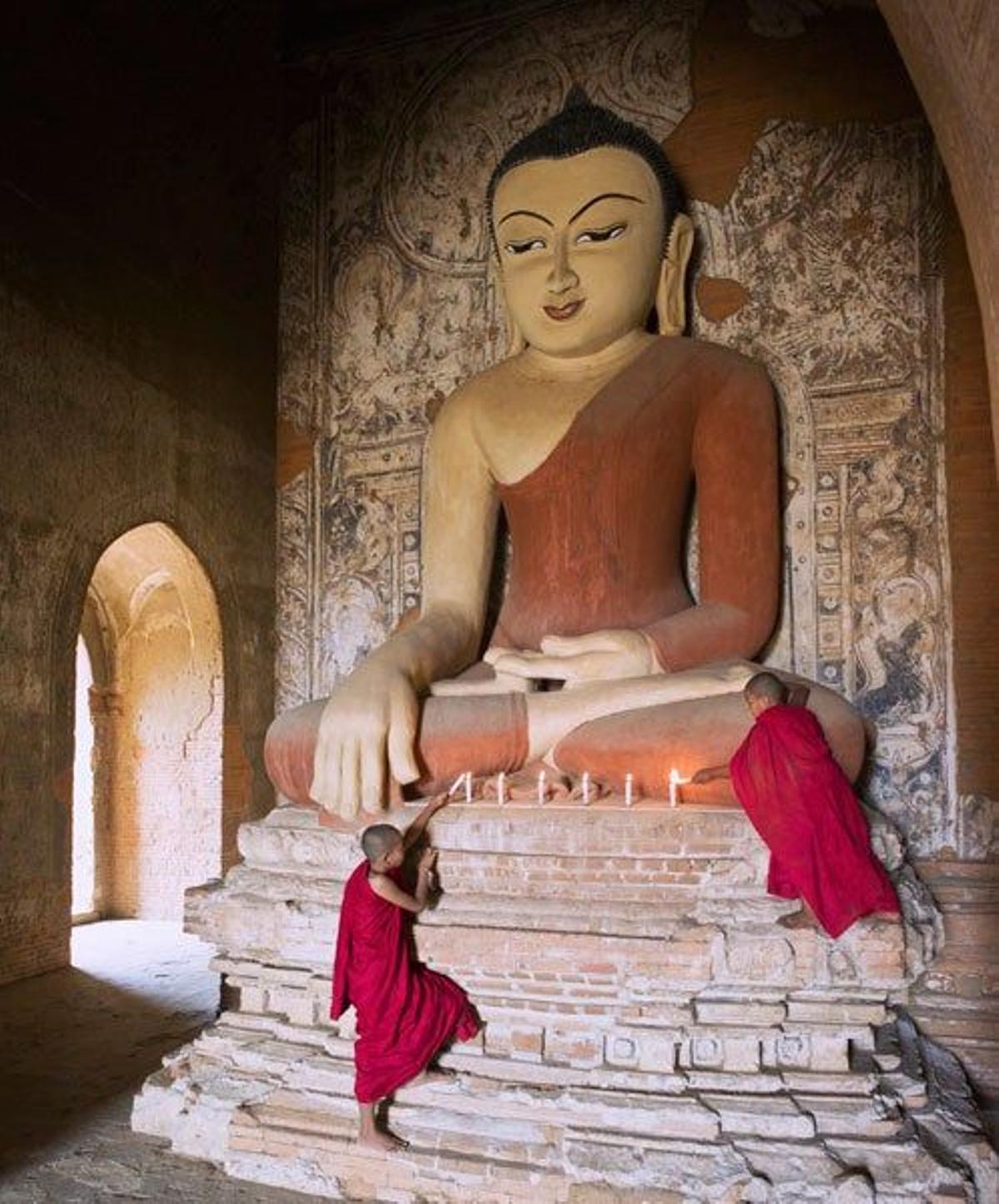 Joven monje budista dentro de uno de los templos de Bagan, en Myanmar.