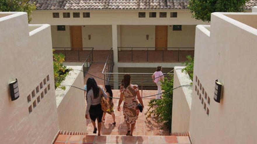 Extranjeros visitan una promoción de viviendas en la Costa del Sol.