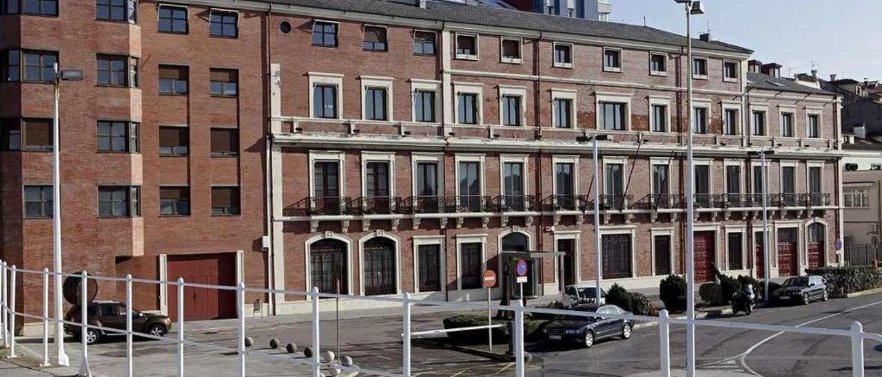 Los dos edificios adosados que saca a subasta la Autoridad Portuaria de Gijón.