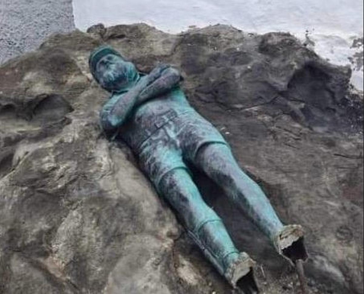 La escultura de 'Sandokán' aparece tumbada en El Puertillo.