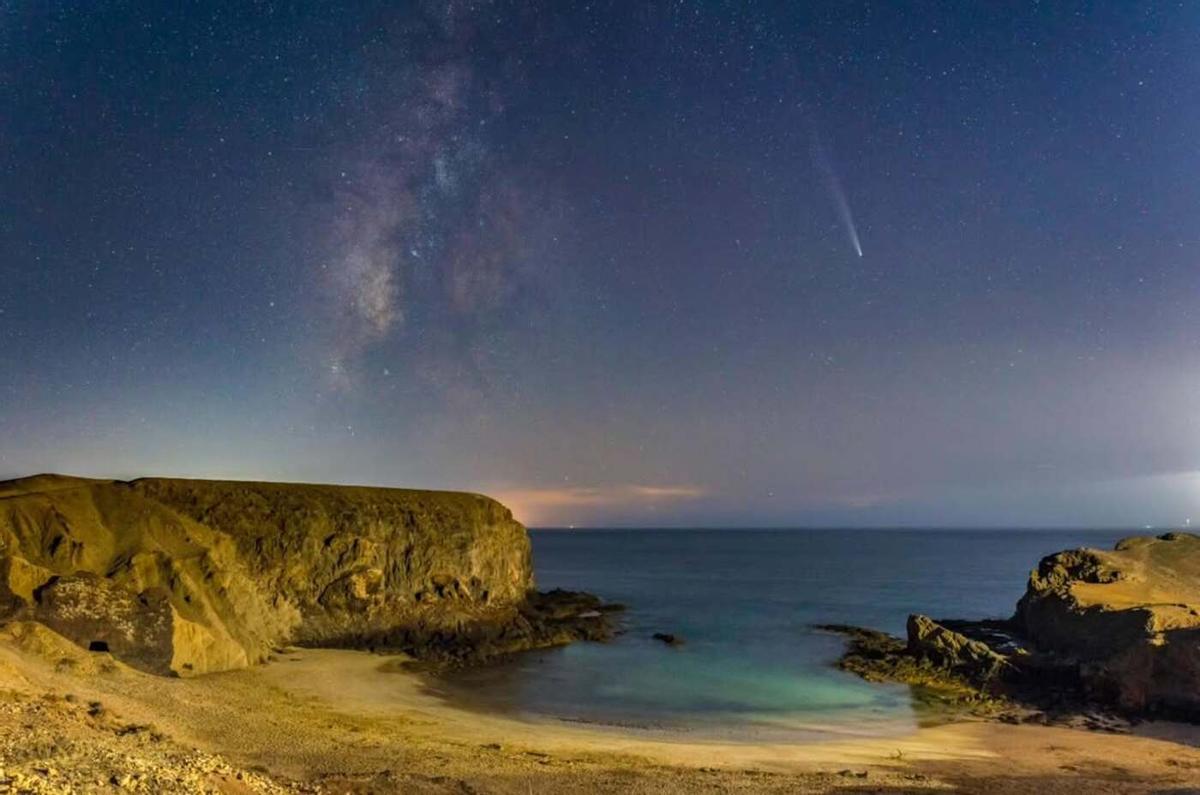 El cometa del siglo junto a la Vía Láctea en Papagayo.