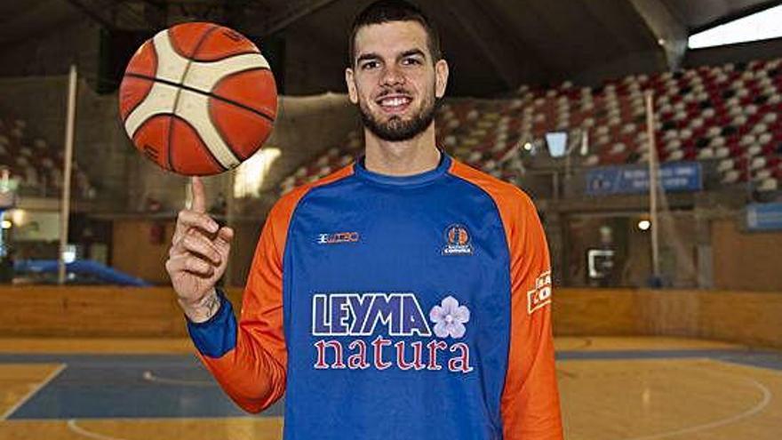 Álex Llorca, ayer en el Palacio de los Deportes de Riazor, en su primer entrenamiento.