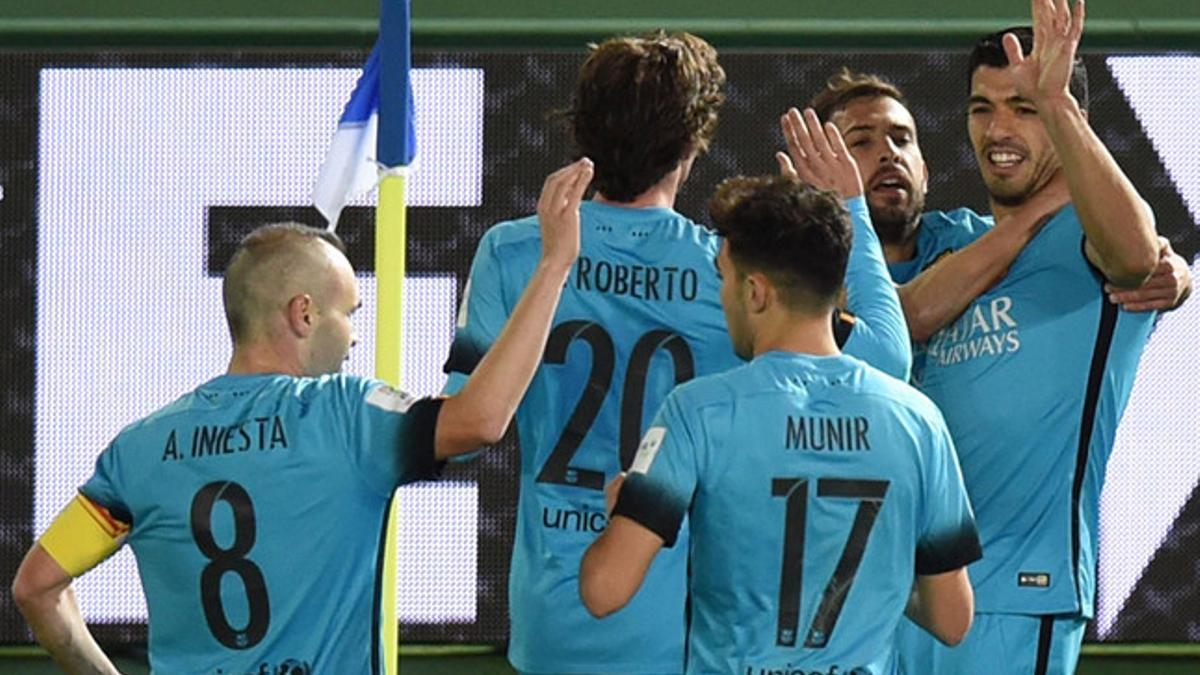 Los jugadores del FC Barcelona celebran uno de los tres goles de Luis Suñarez contra el Guangzhou Evergrande