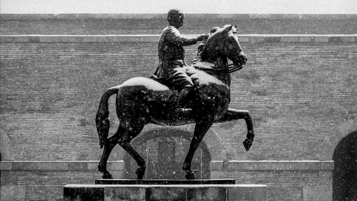 La estatua, tal y como lucía en el patio del castillo de Montjuïc, en una irrepetible fotografía de Pepe Encinas.