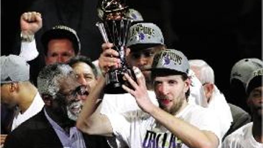 Nowitzki (Dallas) aixeca el títol de campió de la NBA 2010-2011.
