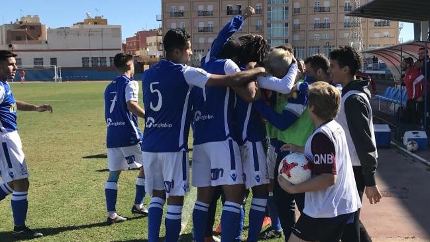 Los jugadores de Melilla celebran un gol