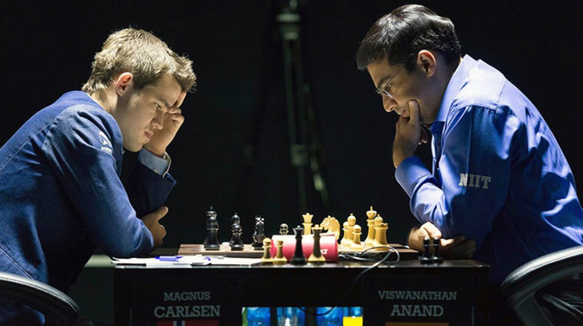 El noruec Magnus Carlsen (esquerra) i l’indi Vishwanathan Anand, durant l’11a partida pel títol mundial d’escacs, a Sotxi.