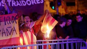 Concentración en la sede del PSOE en la calle Ferraz durante la sesión de investidura.