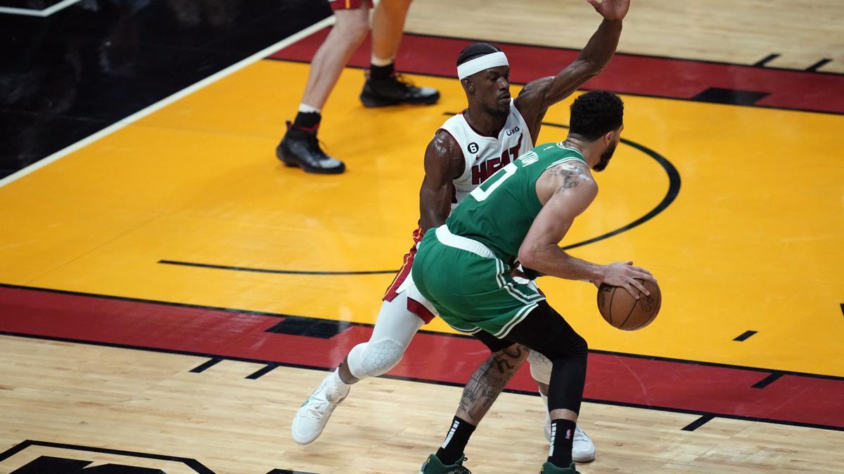Tatum ataca a Butler durante el Celtics-Heat.