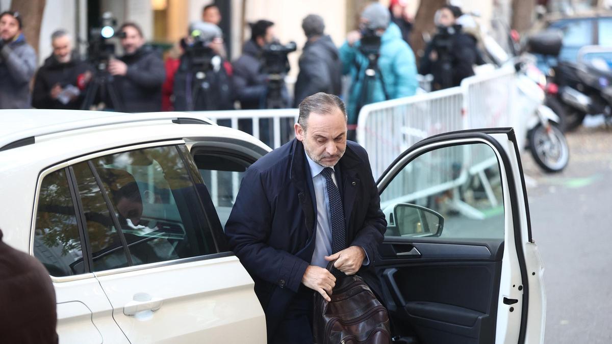 Archivo - El exministro de Transportes José Luis Abalos a su llegada al Tribunal Supremo, a 27 de noviembre de 2025, en Madrid (España).
