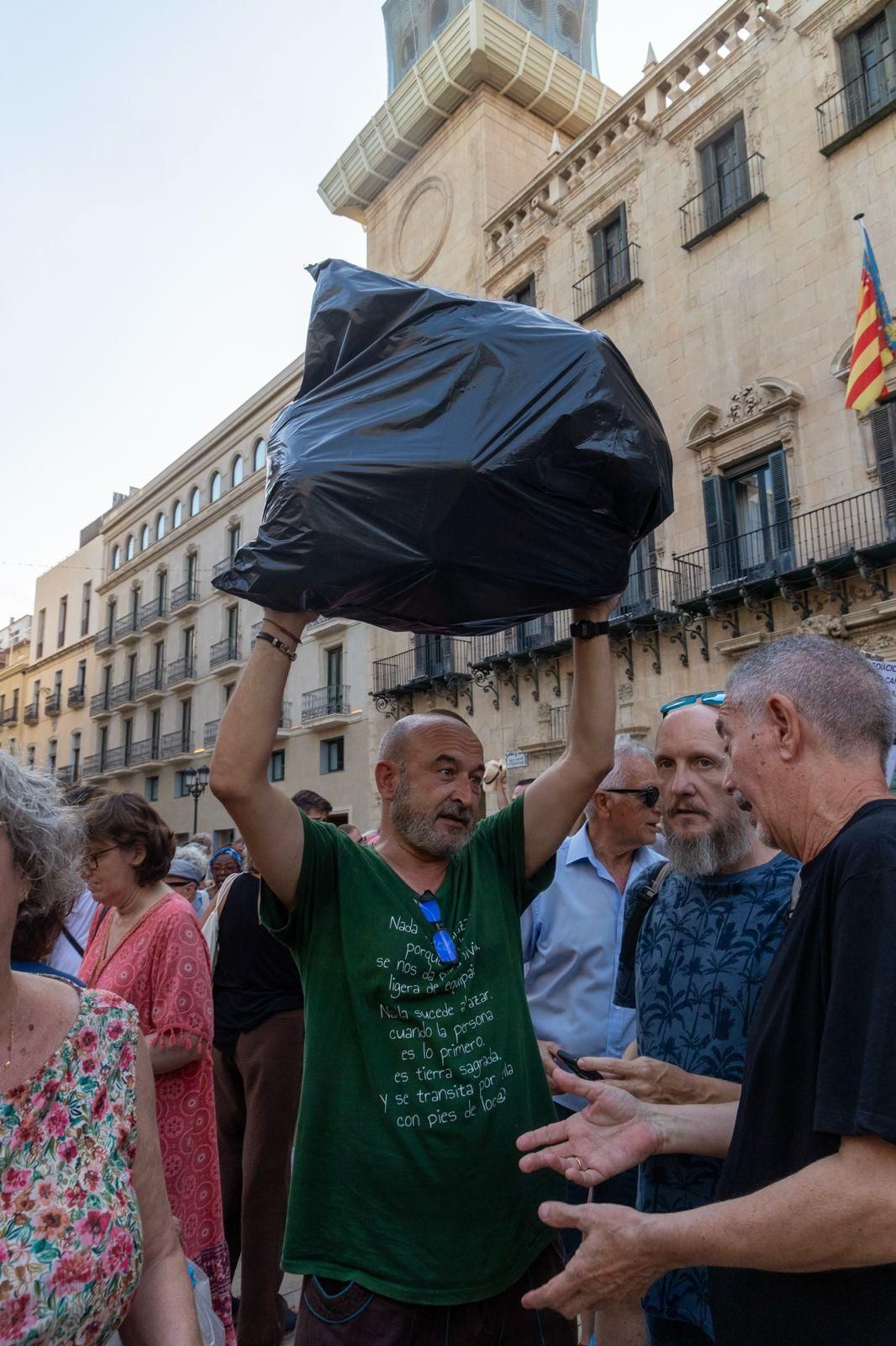El malestar por la limpieza en Alicante se traslada a la calle
