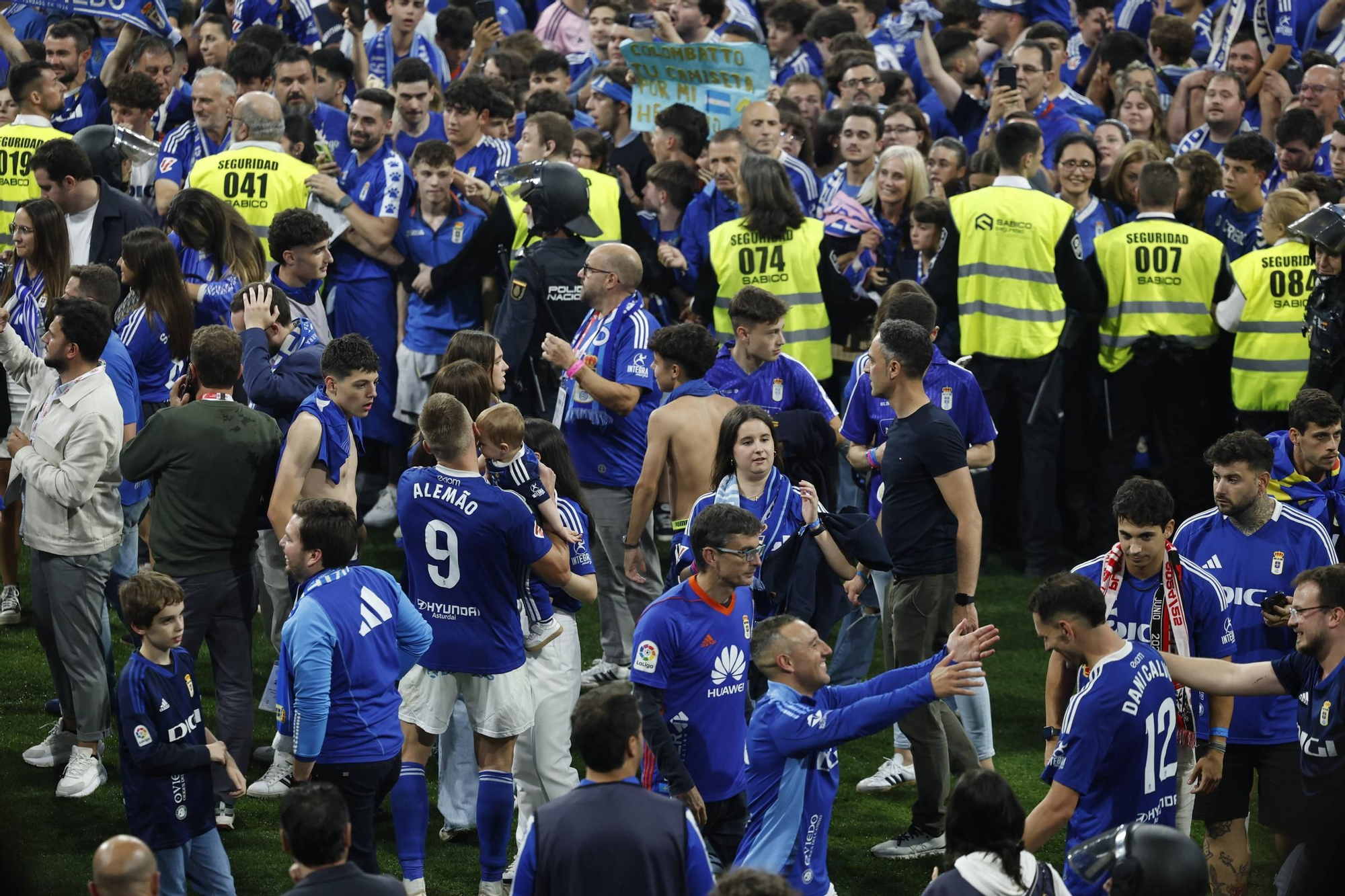 EN IMÁGENES: Así se vivió en el Carlos Tartiere la noche del ascenso del Oviedo a Primera División 24 años después