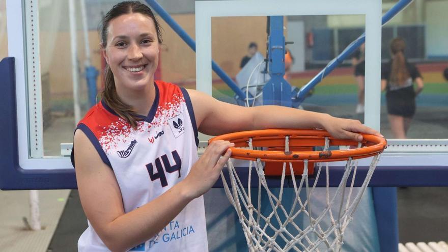 Andrea Pérez posa en una de las canastas del Palacio de los Deportes de Riazor.