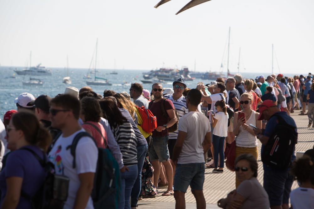 Miles de personas se dan cita en el Village del Puerto de Alicante para disfrutar del estreno de la competición