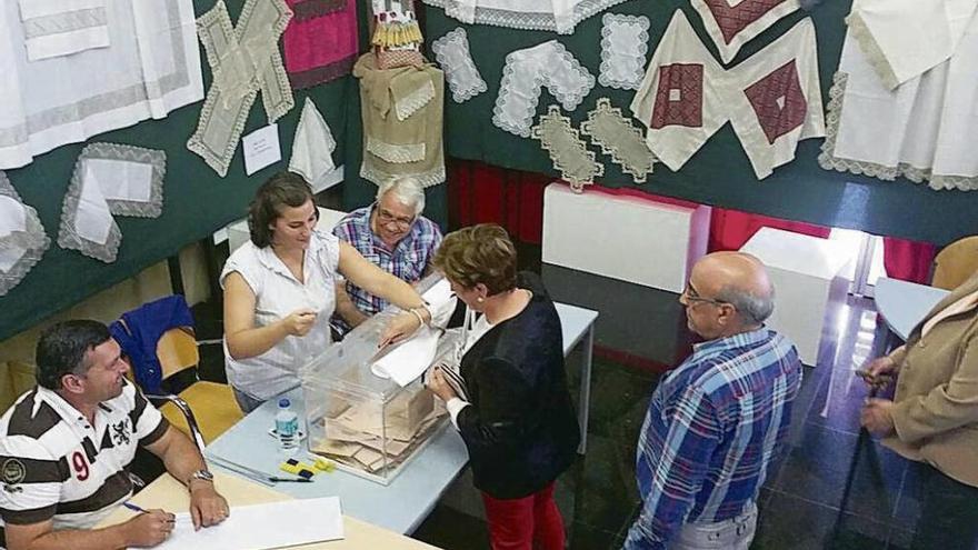 Exposición de labores artesanales de encaje durante la jornada electoral del domingo. // FdV