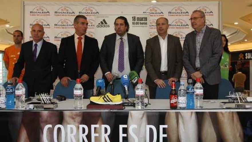 A. Jesús López Nieto, representando a la Diputación; Manolo Sarria, presidente de Málaga Sport; Antonio Romero, gerente del CC Rosaleda; Javier Imbroda, representando al Ayuntamiento; y Antonio Souvirón, a la Junta, durante la presentación de la Media Maratón.