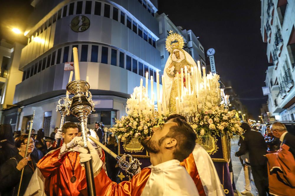 La imagen de María Santísima de la Victoria procesiona por primera vez en Torrevieja portada por 21 costaleros y costaleras