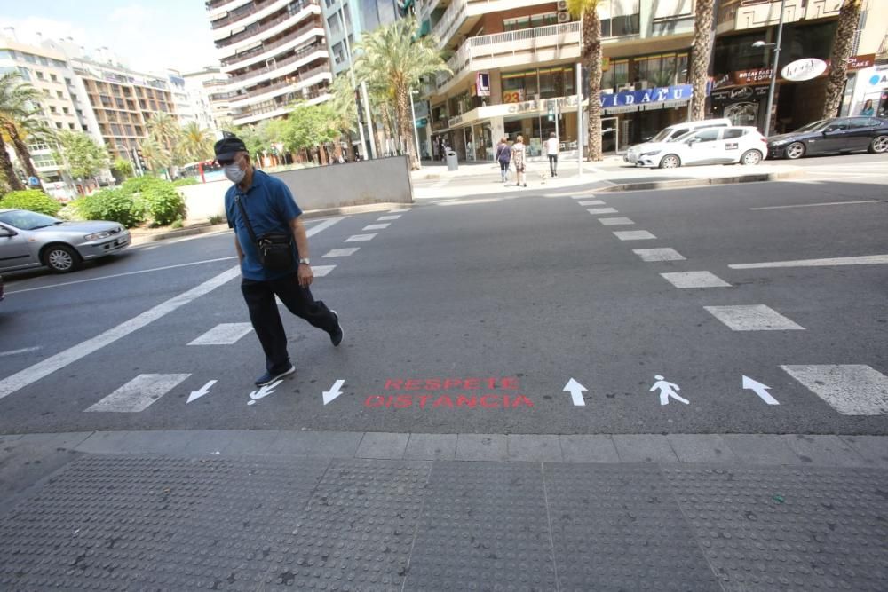 Alicante señaliza los dos sentidos de circulación en los pasos de peatones