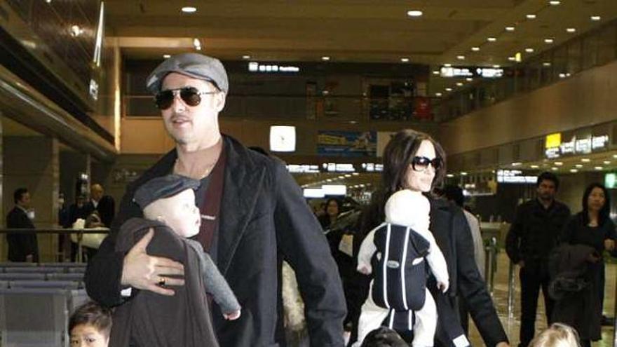 Pitt y Jolie, en el aeropuerto de Japón con todos sus hijos