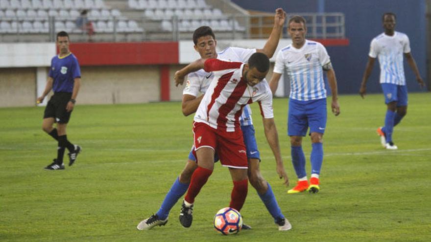 Pablo Fornals intenta robar el cuero a un jugador del Algeciras en el primer partido de pretemporada.