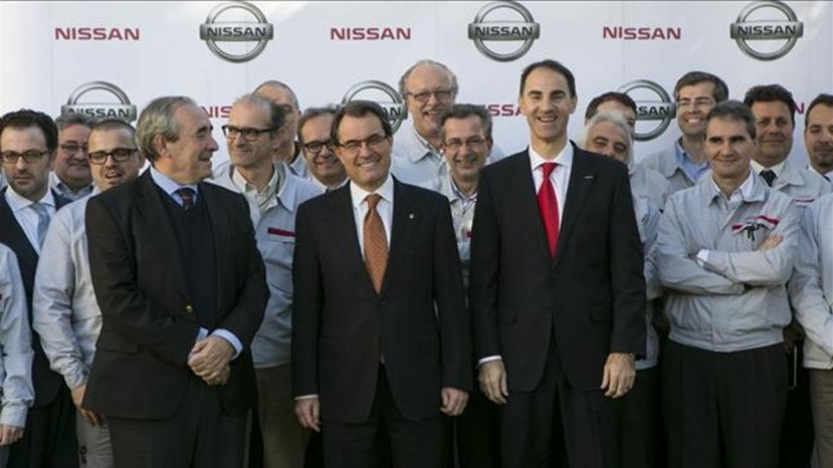 Frank Torres, Artur Mas y Luis Valero, en la planta de Nissan de la Zona Franca.