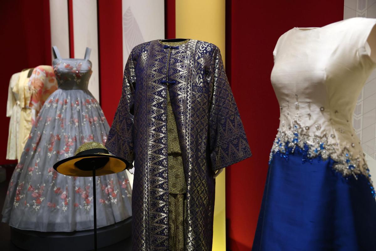 Los atuendos usados por la reina Isabel II de Gran Bretaña se exhiben en la exposición 'Reina Isabel II: Su vida con estilo', en la King’s Gallery del Palacio de Buckingham en Londres.