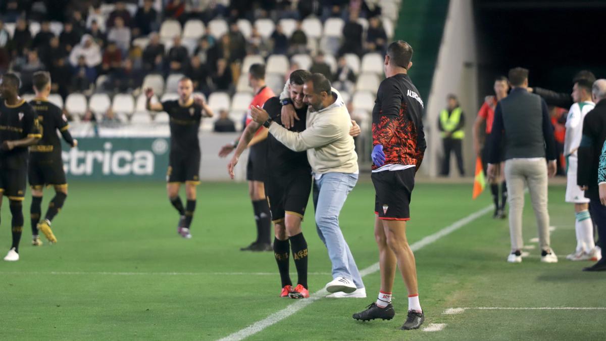 Iván Turrillo celebra con Salva Ballesta el gol del triunfo del Algeciras sobre el Córdoba CF en El Arcángel, en marzo del 2020.