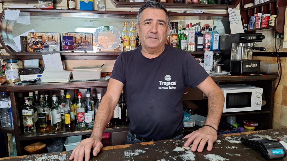 Juan López al natural, en el trajín diario del bar San Antón de Agüimes, en el que lleva 45 años después de coger el relevo de su padre, Pepito.