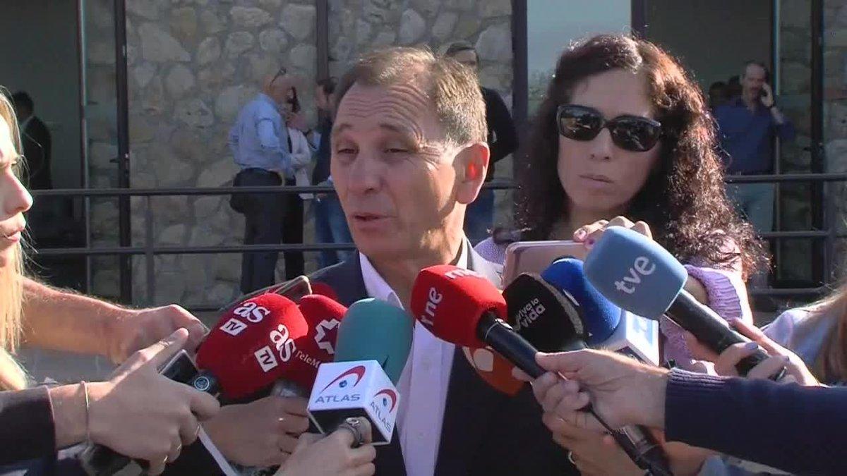 La familia de Blanca Fernández Ochoa se encuentra al completo en el tanatorio de Cercedilla para despedir la deportista: Están todos rotos. Hemos tenido días muy largos y ahora estamos despidiéndonos de ella, ha indicado este sábado el portavoz familiar, Adrián Federighi.