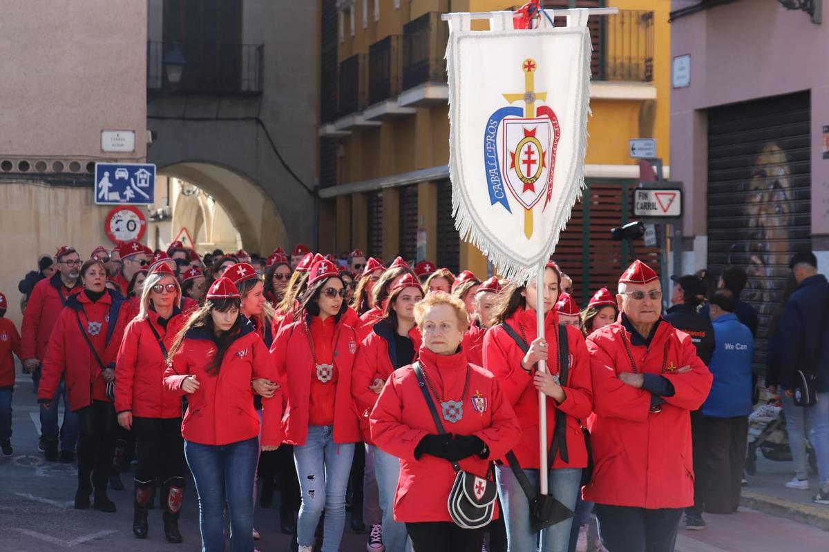 Comparsistas de Caballeros Halcones durante el pasacalles este domingo en Elche