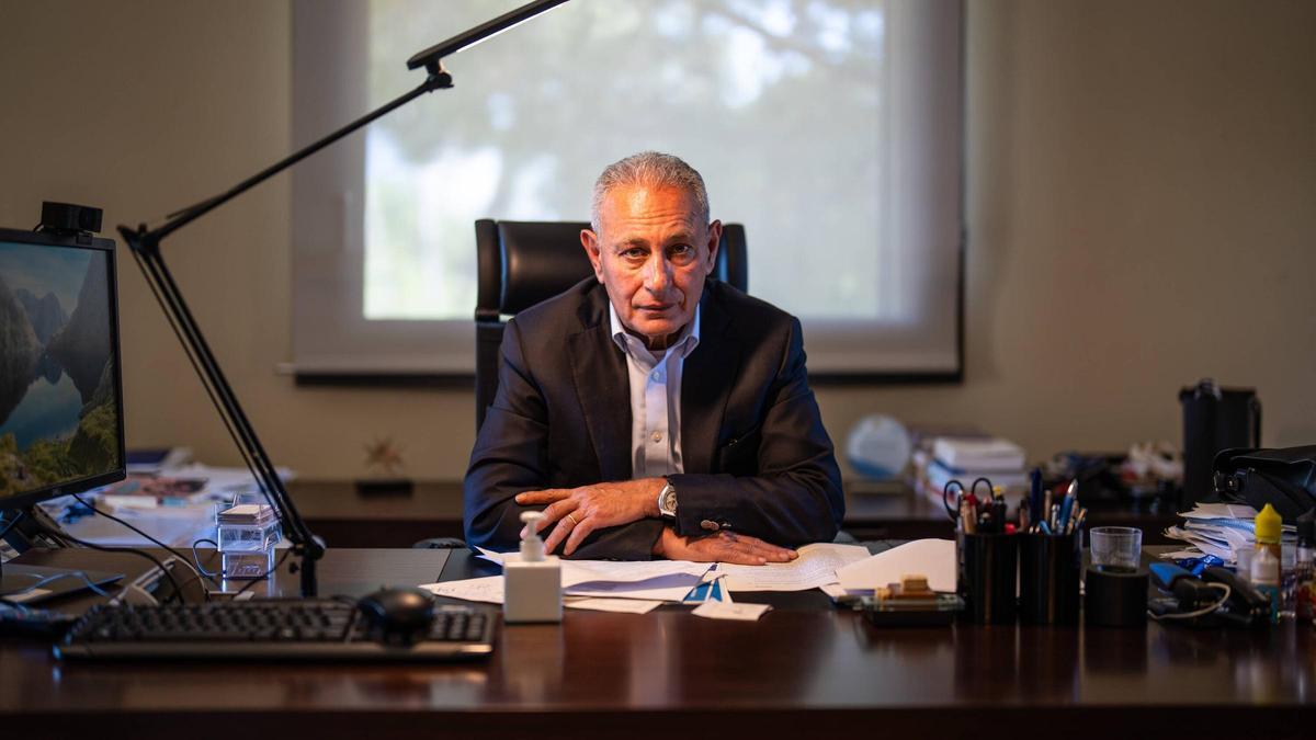 Nasser Kamel, secretario general de la Unión por el Mediterráneo, en su despacho durante un momento de la entrevista con EL PERIÓDICO.