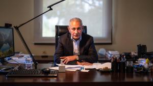 Nasser Kamel, secretario general de la Unión por el Mediterráneo, en su despacho durante un momento de la entrevista con EL PERIÓDICO.