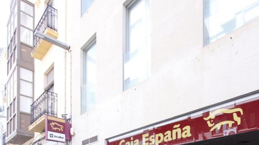 Protesta de afectados por las preferentes a las puertas de Caja España.