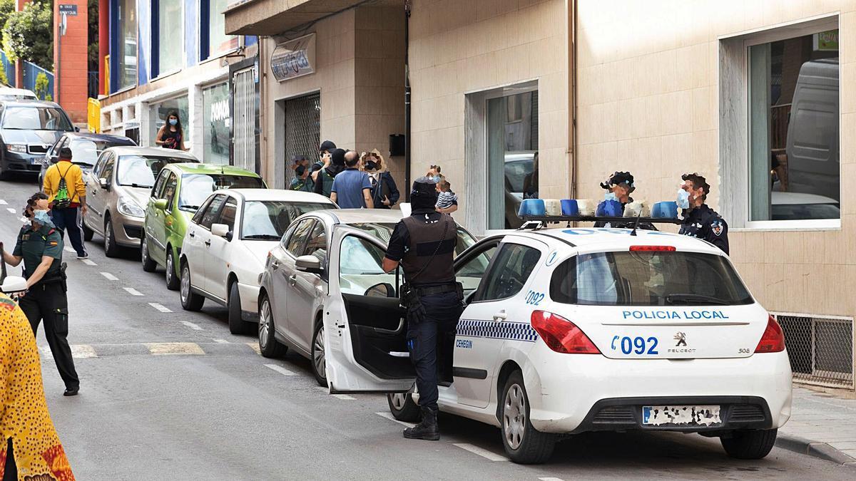 Efectivos de la Guardia Civil y Policía Local detuvieron ayer por la mañana a varias personas en el municipio de Cehegín. | ENRIQUE SOLER