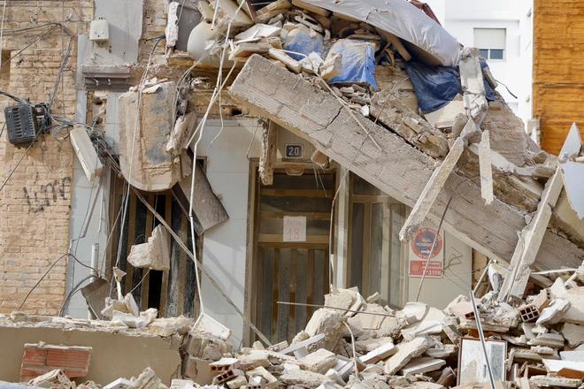Investigan las causas del derrumbe de un edificio de tres plantas en Benetússer