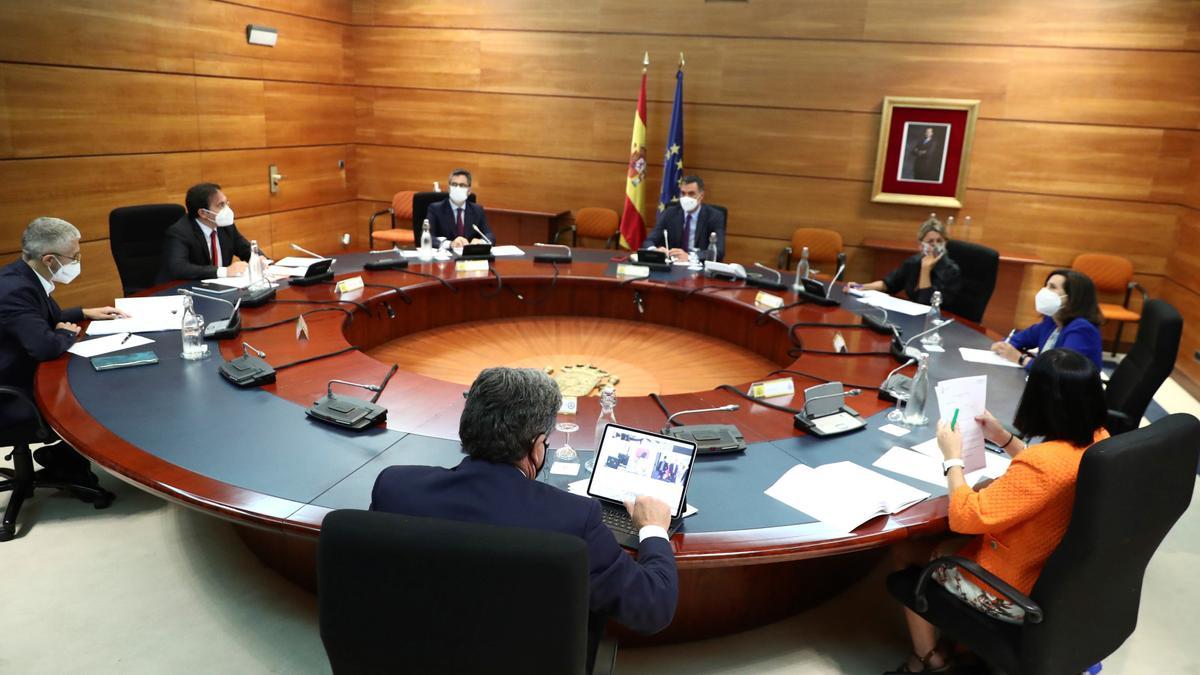 El presidente del Gobierno, Pedro Sánchez, preside la reunión del Grupo de Trabajo Interministerial para abordar la situación en Afganistán, este 23 de agosto de 2021, en Madrid.